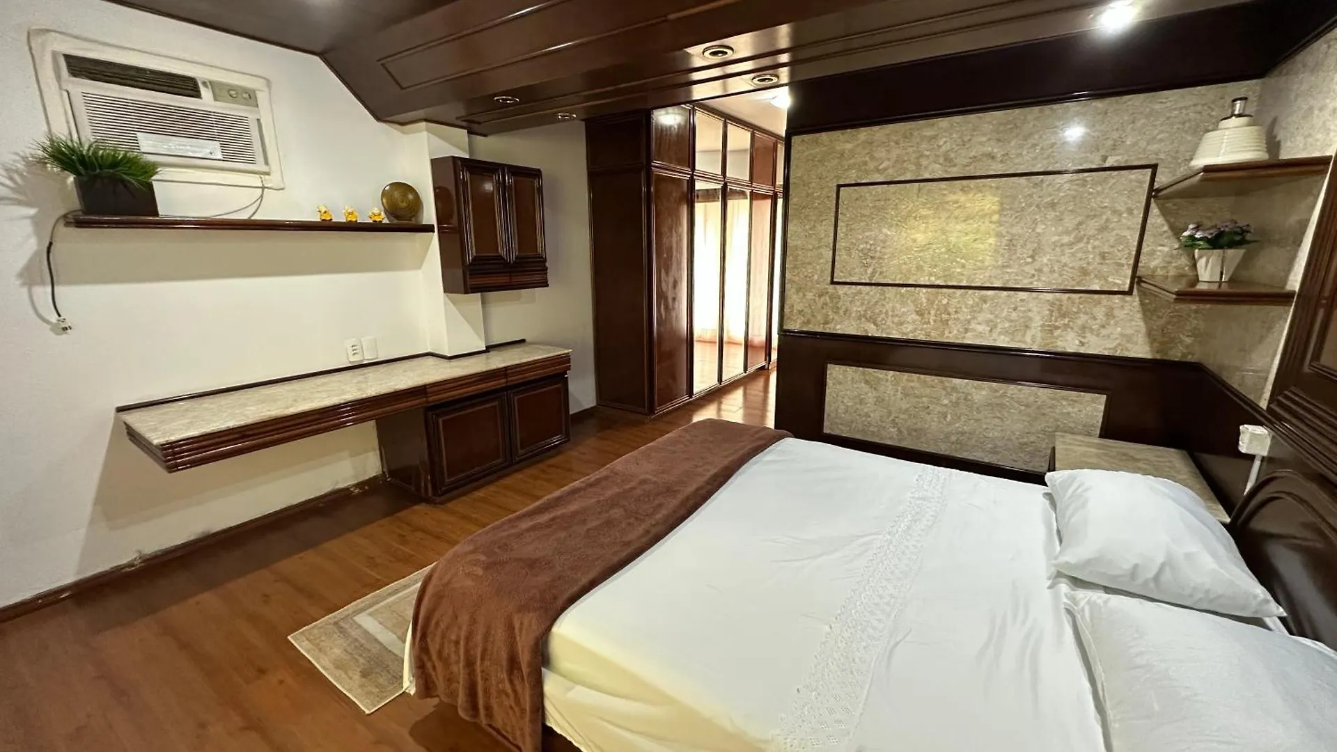 ホームステイ Taj Mahal Hostel ジョインヴィレ